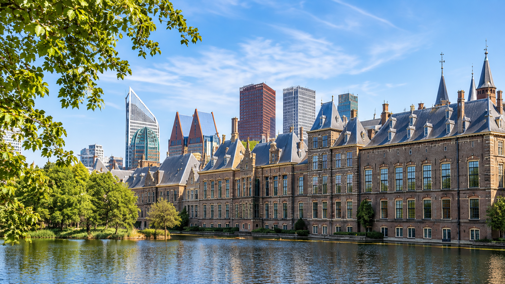 Het Binnenhof en de skyline van Den Haag aan de Hofvijver